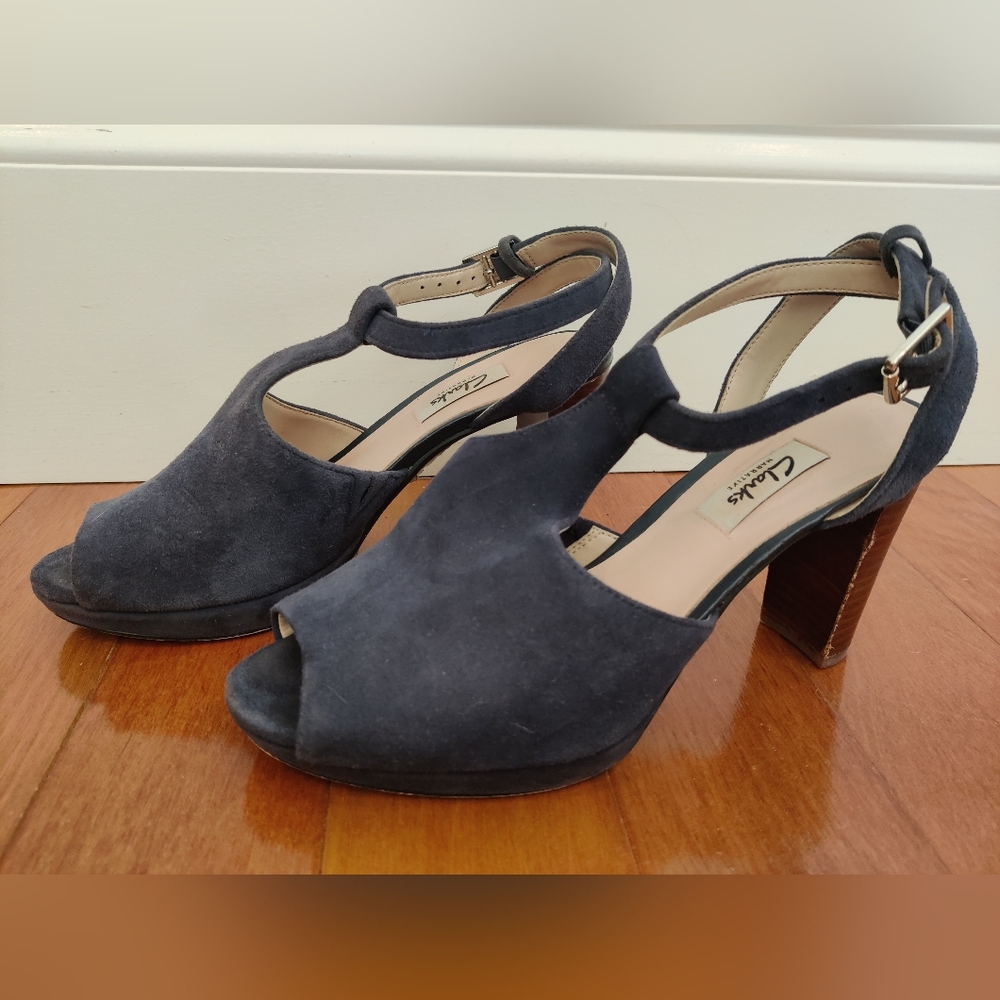 Clark's  Kendra T-Strap Platform Navy Suede Pump